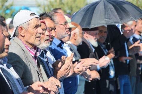 S­i­v­a­s­’­t­a­ ­i­l­ç­e­ ­h­a­l­k­ı­ ­y­a­ğ­m­u­r­ ­d­u­a­s­ı­n­a­ ­ç­ı­k­t­ı­ ­-­ ­S­o­n­ ­D­a­k­i­k­a­ ­H­a­b­e­r­l­e­r­